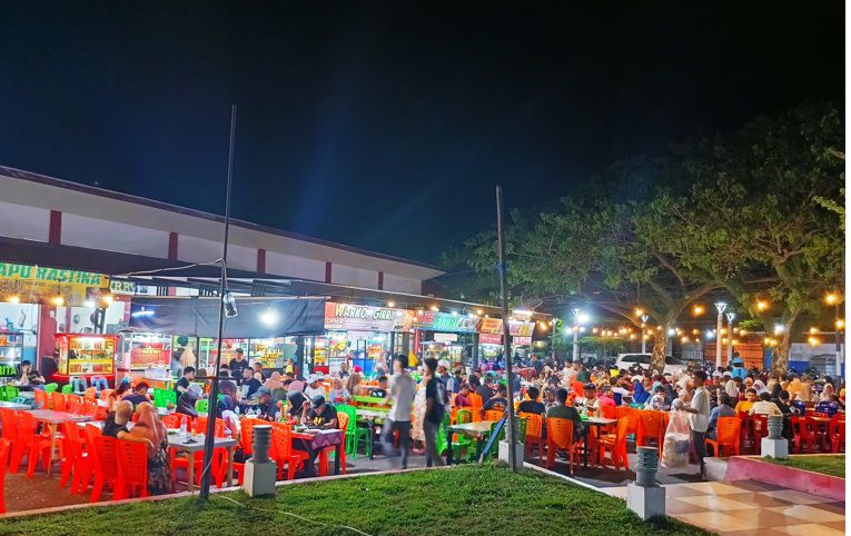 Kuliner pusat kota di seputar Tugu Merah Putih Sabang