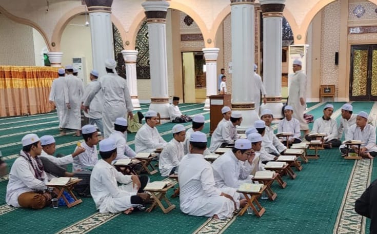 Santri Hafiz Qur'an tampak mempersiapkan diri untuk Syahada Tasmi Hafalan Al-Quran 30 Juz