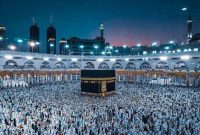 Suasana Masjidil Haram Makkah di saat musim haji di waktu malam hari.