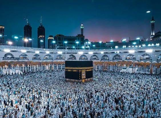 Suasana Masjidil Haram Makkah di saat musim haji di waktu malam hari.