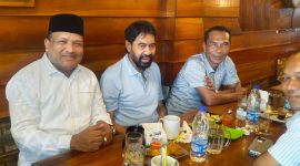 Gubernur Aceh, Muzakkir Manaf bersama Bupati Bireuen, H Mukhlis ST di De Faree Cafee, Sabtu (7/6)