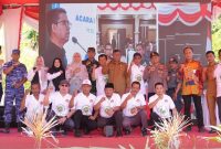 Ketua DPRK Sabang foto bersama usai pembukaan kegiatan Peduli Bumi Peduli Manusia yang baru saja memulai peletakan batu pertama di Gampong Pria Laot
