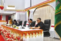 Sekwan Luthfi M. Jamil, (kanan) Wakil Ketua DPRK Sabang Indra Nasution (dua kanan) Ketua DPRK Sabang Magdalaina (dua kiri) dan Pj Wali Kota Sabang Andri Nourman (kiri) saat Paripurna Pembukaan Masa Sidang III Tahun Sidang 2024–2025 di ruang sidang utama DPRK Sabang, Selasa (27/5/2025).