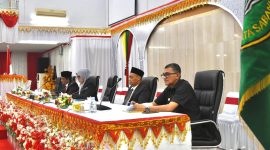 Sekwan Luthfi M. Jamil, (kanan) Wakil Ketua DPRK Sabang Indra Nasution (dua kanan) Ketua DPRK Sabang Magdalaina (dua kiri) dan Pj Wali Kota Sabang Andri Nourman (kiri) saat Paripurna Pembukaan Masa Sidang III Tahun Sidang 2024–2025 di ruang sidang utama DPRK Sabang, Selasa (27/5/2025).