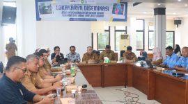 Pj Sekretaris Daerah Kota Sabang Irfani didampingi Asisten Perekonomian dan Pembangunan Sekdako Sabang Rinadi Syahputra saat kegiatan Lokakarya Diseminasi Rencana Pengamanan Air Minum (RPAM) Perumda Tirta Aneuk Laot Kota Sabang di Aula Bappeda Kota Sabang, senin (24/2).