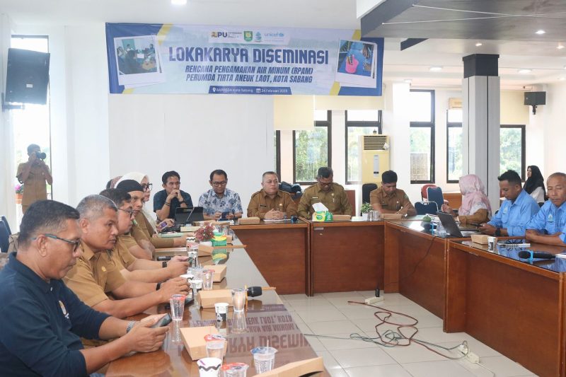 Pj Sekretaris Daerah Kota Sabang Irfani didampingi Asisten Perekonomian dan Pembangunan Sekdako Sabang Rinadi Syahputra saat kegiatan Lokakarya Diseminasi Rencana Pengamanan Air Minum (RPAM) Perumda Tirta Aneuk Laot Kota Sabang di Aula Bappeda Kota Sabang, senin (24/2).