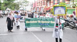 Pj Sekda Kota Sabang Irfani bersama Pj Bunda PAUD Kota Sabang Zikri Hayati menghadiri sekaligus melepas peserta Pawai Tahrib Ramadhan dalam rangka menyambut Bulan Suci Ramadhan di Lapangan Playground Kota Sabang, selasa (25/2).