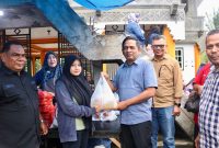 Pj Wali Kota Sabang Andri Nourman memantau secara langsung kegiatan Operasi Pasar Murah yang dilaksanakan oleh Disperindagkop UKM Kota Sabang di halaman Meunasah Cot Damar Gampong Paya Seunara, jum'at (14/3)