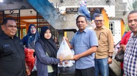 Pj Wali Kota Sabang Andri Nourman memantau secara langsung kegiatan Operasi Pasar Murah yang dilaksanakan oleh Disperindagkop UKM Kota Sabang di halaman Meunasah Cot Damar Gampong Paya Seunara, jum'at (14/3)