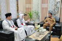 Pj Wali Kota Sabang Andri Nourman menerima audiensi Syaikh Barjas Dawood el A’War dari Palestina beserta rombongan di ruang kerja Walikota Sabang, selasa (18/3).