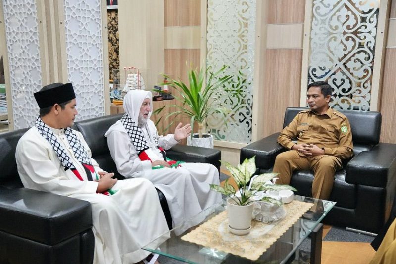 Pj Wali Kota Sabang Andri Nourman menerima audiensi Syaikh Barjas Dawood el A’War dari Palestina beserta rombongan di ruang kerja Walikota Sabang, selasa (18/3).