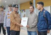 Pj Wali Kota Sabang bersama Forkopimda serahkan tiket kapal gratis kepada pemudik