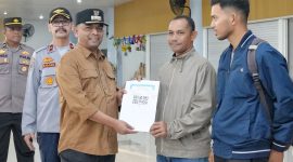 Pj Wali Kota Sabang bersama Forkopimda serahkan tiket kapal gratis kepada pemudik