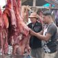 Pedagang daging sapi saat meugang lebarang Idul Fitri 1446 H di Kota Sabang