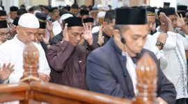 Pj Wali Kota Sabang Andri Nourman bersama Forkopimda Kota Sabang melaksanakan ibadah Shalat led di Mesjid Agung Babussalam Kota Sabang, senin (31/3)