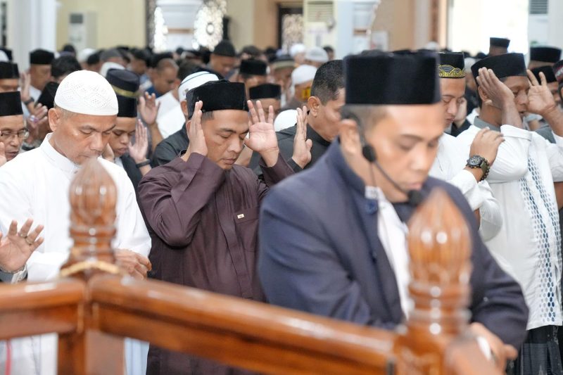 Pj Wali Kota Sabang Andri Nourman bersama Forkopimda Kota Sabang melaksanakan ibadah Shalat led di Mesjid Agung Babussalam Kota Sabang, senin (31/3)