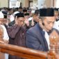 Pj Wali Kota Sabang Andri Nourman bersama Forkopimda Kota Sabang melaksanakan ibadah Shalat led di Mesjid Agung Babussalam Kota Sabang, senin (31/3)