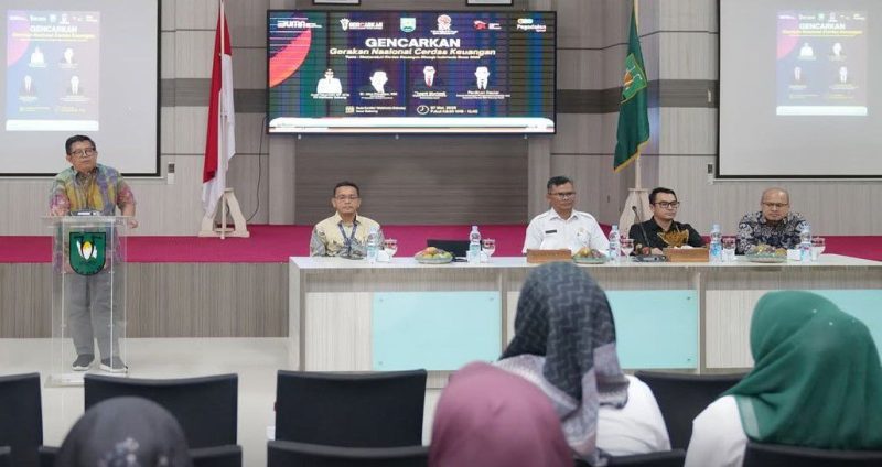 Asisten Perekonomian dan Pembangunan Sekdako Sabang Rinaldi Syahputra menghadiri kegiatan Literasi Keuangan Gerakan Nasional Cerdas Keuangan (GENCARKAN) yang dilaksanakan oleh Pt. Pegadaian Syariah Area Aceh bersama Otoritas Jasa Keuangan (OJK) Provinsi Aceh di Aula Pulau Weh Kantor Walikota Sabang, rabu (7/5).