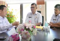 Asisten Administrasi Umum Sekdako Sabang Kamaruddin bersama Asisten Perekonomian dan Pembangunan Sekdako Sabang Rinaldi Syahputra menerima audiensi Balai Besar Pengawas Obat dan Makanan Provinsi Aceh di ruang kerja Sekdako Sabang, rabu (7/5).