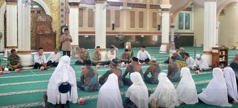 Pj Wali Kota Sabang Andri Nourman menghadiri kegiatan Peusijuk Jamaah Calon Haji Kota Sabang tahun 2025 di Mesjid Agung Babussalam Sabang, jum'at (16/5).