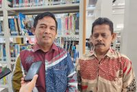 Pj Wali Kota Sabang Andri Nourman didamping Kadis Perpustakaan dan arsip Kota Sabang usai pembukaan acara bedah buku Hikayat Sabang di Perpustakaan Kot Sabang