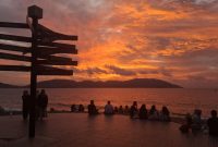 Wisatawan ngabuburit saat menunggu waktu berbuka puasa di Sabang Fair
