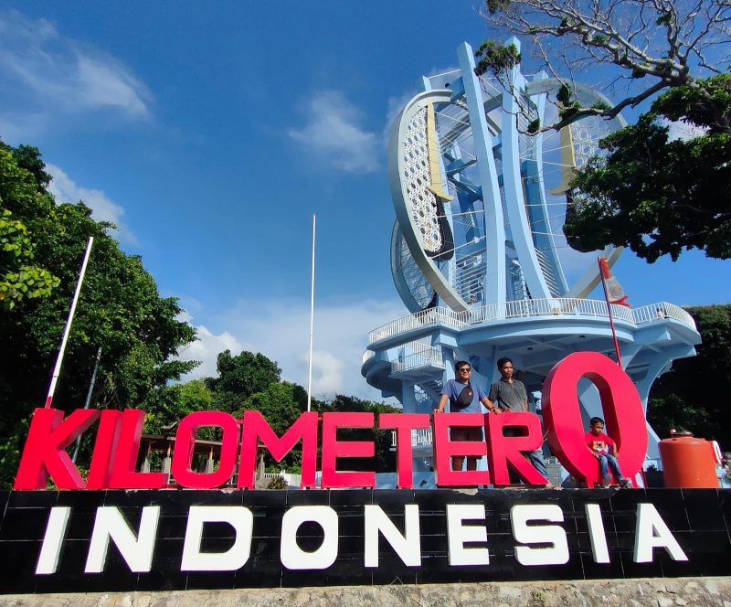 Wisatawan saat mengambil momen di Tugu Kilometer Nol Indonesia