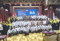 Bupati Bireuen, H Mukhlis ST dan Wakil Ketua DPRK Bireuen, Surya Dharma SH bersama puluhan pengurus IMKB di Anjong Mon Mata Banda Aceh, Sabtu (14/6) malam