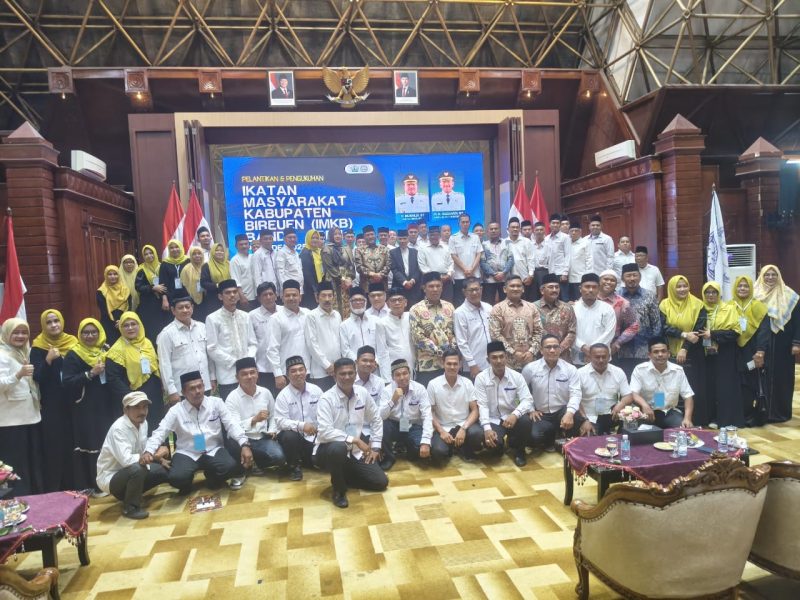 Bupati Bireuen, H Mukhlis ST dan Wakil Ketua DPRK Bireuen, Surya Dharma SH bersama puluhan pengurus IMKB di Anjong Mon Mata Banda Aceh, Sabtu (14/6) malam