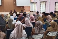 Bupati Bireuen, H Mukhlis ST menggelar tatap muka di aula Dinas Kesehatan (Dinkes) saat sidak ke instansi itu, Senin (7/7) sore.