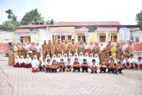 Bupati Bireuen, H Mukhlis ST bersama guru dan murid SDN 2 Bireuen