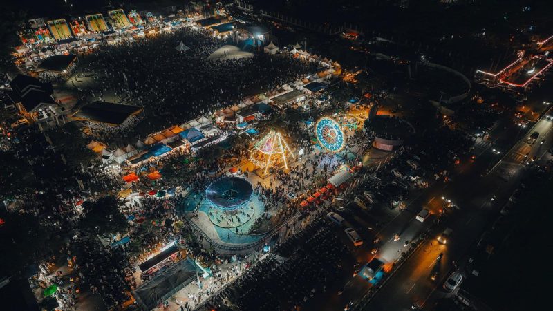 Ribuan warga memadati lokasi RTH Cot Gapu pada malam Open Ceremony HUT Kabupaten Bireuen ke 26, Selasa (7/10)