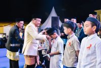 Bupati  Bireuen, H Mukhlis ST menyerahkan santunan bagi anak yatim dari sumber gaji pribadi, disela malam penutupan Pekan Kebudayaan Bireuen, Sabtu (11/10)