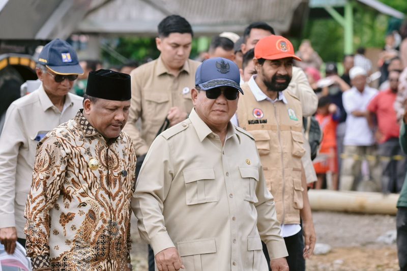 Bupati Bireuen, H Mukhlis ST mendampingi Presiden Prabowo dan Gubernur Aceh Muzakkir Manaf, saat meninjau lokasi banjir bandang.