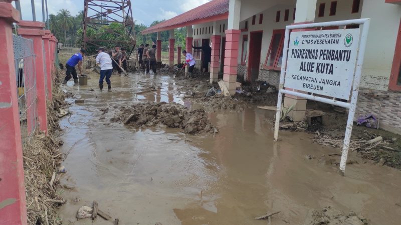 Suasana pembersihan Pustu Alue Kuta, Kecamatan Jangka yang terdampak banjir bandang