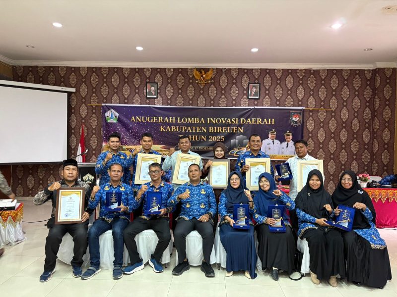 Kepala Dinas Pendidikan dan Kebudayaan, Dr Muslim HS M.Si bersama para inovator yang sukses meraih juara terbaik Lomba Inovasi Daerah 2025,, di Oproom Kantor Pusat Pemerintahan Kabupaten Bireuen, Rabu (17/12)