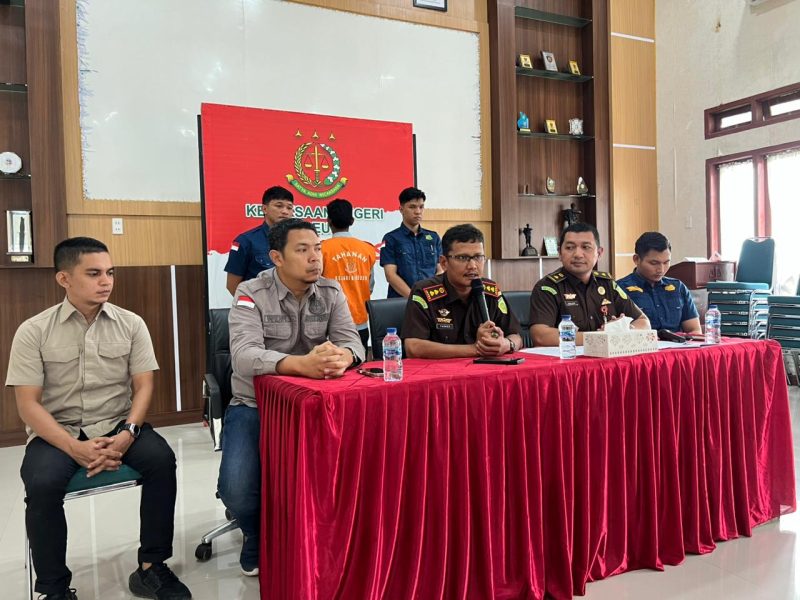 Kajari Bireuen, Yarnes SH MH dan Kasi Pidsus Siara Nedy SH MH serta Kasi Intelijen, Wendy Yuhfrizal SH MH memaparkan penanganan perkara dugaan korupsi Dana Desa di aula Kejari, Kamis (18/12)