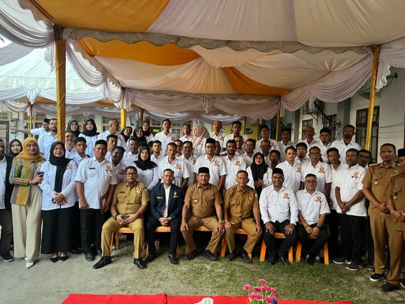 Bupati Bireuen, H Mukhlis ST foto bersama Pengurus Karang Taruna periode 2025-2030 usai pelantikan, di halaman kantor Dinas Sosial, Senin (22/12) sore.