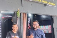 Owner Cendana Auto Film, Muhammad Azwir (baju biru) saat grand opening, Sabtu (24/1)