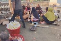 Kaum ibu-ibu Gampong Blang Panjoe, mempersiapkan makanan bagi pengungsi banjir.