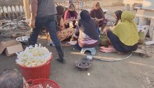 Kaum ibu-ibu Gampong Blang Panjoe, mempersiapkan makanan bagi pengungsi banjir.