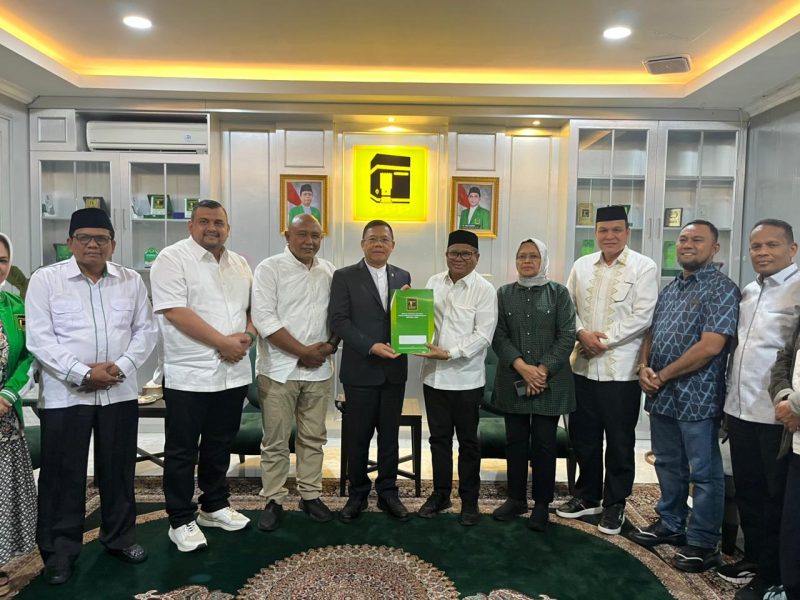 Ketua Umum PPP, H Muhammad Mardiono menyerahkan SK Kepengurusan kepada Ketua DPW PPP Aceh, Dr H Amiruddin Idris SE M.Si di kantor DPP PPP Jakarta, Selasa (27/1) sore