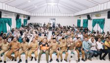 Bupati Bireuen, H Mukhlis ST bersama 200 tim verifikator saat bimbingan teknis di aula Setdakab Lama, Senin (19/1) lalu