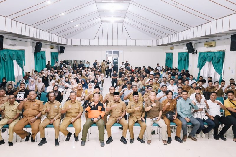 Bupati Bireuen, H Mukhlis ST bersama 200 tim verifikator saat bimbingan teknis di aula Setdakab Lama, Senin (19/1) lalu
