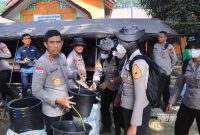 Kapolda Aceh, Irjen Pol Drs Marzuki Alibasyah MM menyerahkan peralatan korve kepada Taruna Akpol di Aceh Tamiang, Sabtu (24/1)