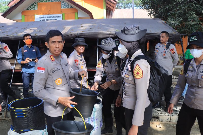 Kapolda Aceh, Irjen Pol Drs Marzuki Alibasyah MM menyerahkan peralatan korve kepada Taruna Akpol di Aceh Tamiang, Sabtu (24/1)