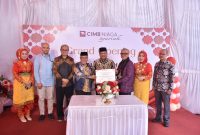 Bupati Bireuen, H Mukhlis ST dan Chief of Syariah Consumer & Emerging Bussiness Banking CIMB Niaga, Bung Aldilla saat proses peresmian di Bireuen, Rabu (11/2)