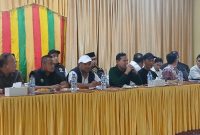 Wagub Aceh, Fadhullah dan Bupati Bireuen, H Mukhlis ST bersama pejabat terkait menggelar rapat koordinasi bersama para keuchik di Balai Desa Kecamatan Peusangan, Minggu (8/2) sore.