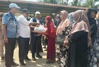 Bupati Bireuen, H Mukhlis ST menyerahkan bantuan paket sembako, Al Qur'an dan peralatan shalat kepada  korban banjir, Senin (16/2)