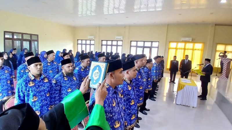 Bupati Bireuen, H Mukhlis ST melantik 81 kepala sekolah dan pejabat fungsional di aula Dinas Pendidikan dan Kebudayaan, Jum'at (27/2)
